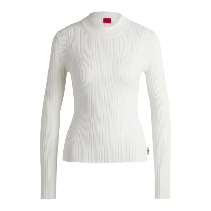 Chic Comfort Slim-fit sweater with irregular ribbed structure